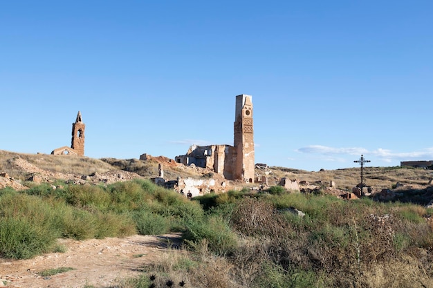 Spacer po starym mieście Belchite w ruinach z powodu hiszpańskiej wojny domowej w prowincji Saragossa Autonomiczna Wspólnota Aragonii Hiszpania