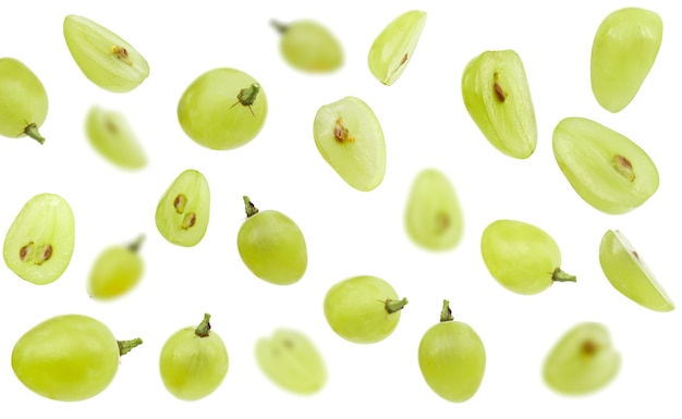 Spadające zielone winogrona na białym tle selektywne focus