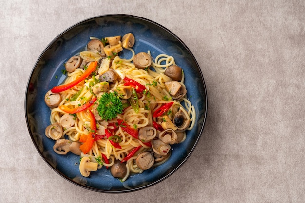 Spaghetti Aglio E Olio Ze Smażonym Czosnkiem, Pieczarkami, Papryką, Pietruszką I Ostrą Papryką.