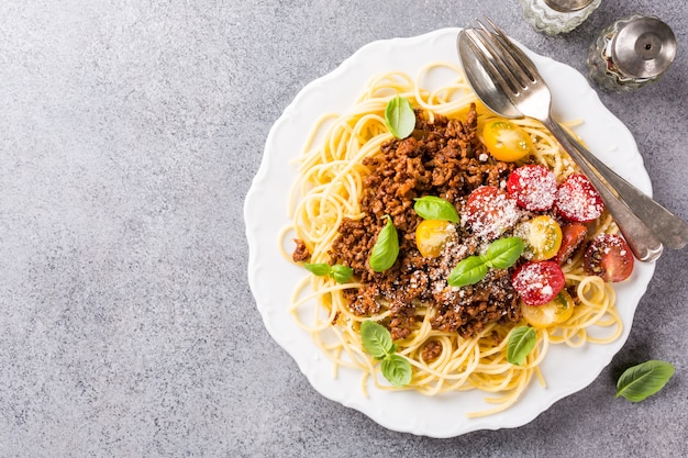 Spaghetti Bolognaise zwieńczona mieloną wołowiną