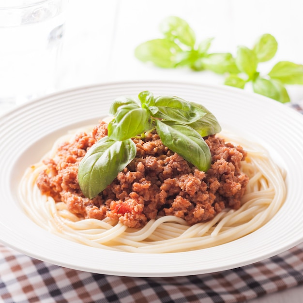 Spaghetti Bolognese na talerzu i bazylią