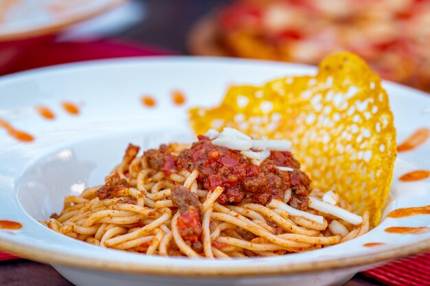 Spaghetti bolognese na talerzu z bliska