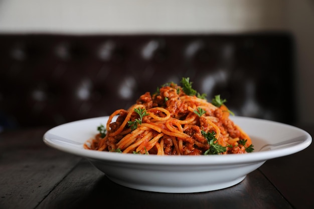 Spaghetti Bolognese na tle drewna, włoskie jedzenie