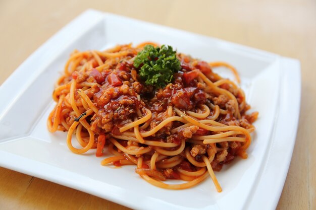 Spaghetti Bolognese na tle drewna