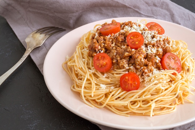 Spaghetti bolognese. tradycyjne danie kuchni włoskiej.