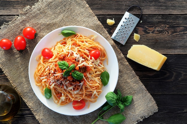 Spaghetti Bolognese - tradycyjny makaron z mięsnym sosem pomidorowym. Widok z góry.