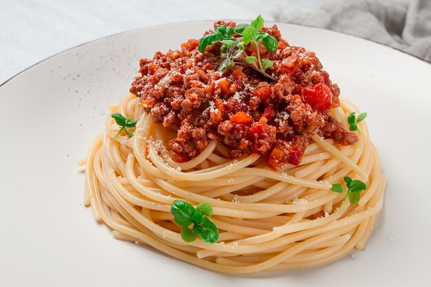 Spaghetti Bolognese widok z góry zbliżenie bez ludzi domowej roboty