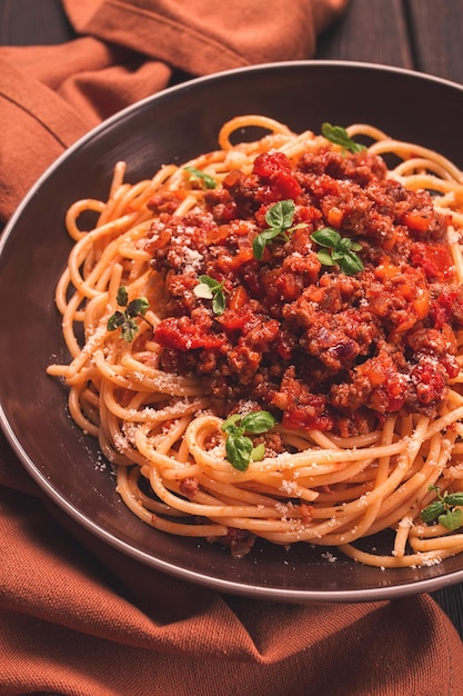 Spaghetti Bolognese widok z góry zbliżenie bez ludzi domowej roboty
