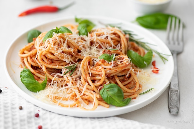 Spaghetti Bolognese Z Bazylią I Parmezanem Na Białym Talerzu