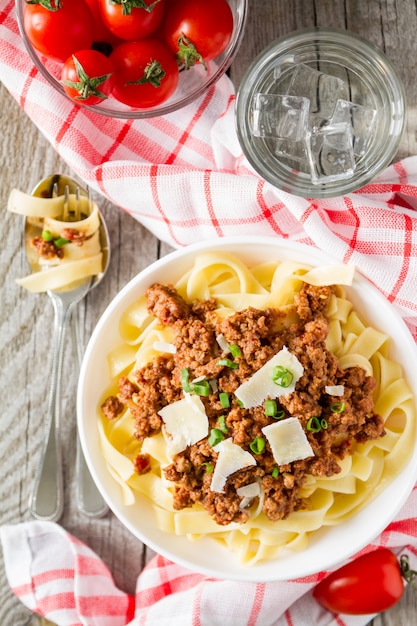 Spaghetti Bolognese z sałatką i pomidorami