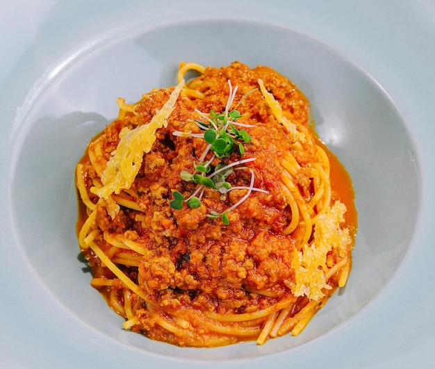 Zdjęcie spaghetti bolognese z serem parmesanowym i pomidorami