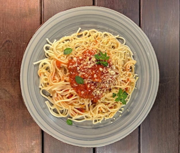 Spaghetti Bolognese z sosem pomidorowym i mięsem