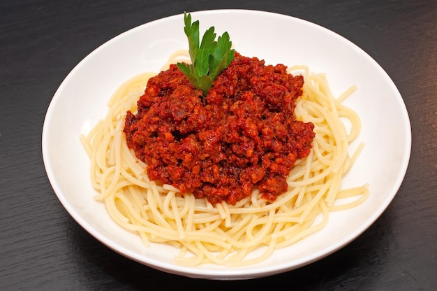 Zdjęcie spaghetti bolognese z sosem pomidorowym i mięsem