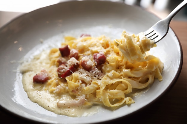 Spaghetti Carbonara Biały Kumberland Z Bekonem Na Drewnianym Tle W Restauraci