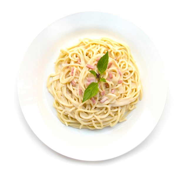 Spaghetti carbonara cebula i grzyb kremowy sos z szynką i świeżej bazylii tradycyjnej kuchni włoskiej styl widok z góry na białym tle