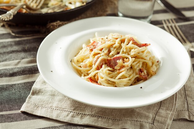 Spaghetti Carbonara - włoskie jedzenie