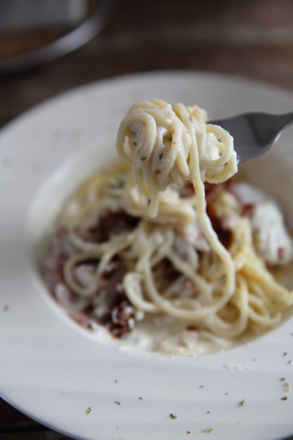 Spaghetti Carbonara z boczkiem i serem