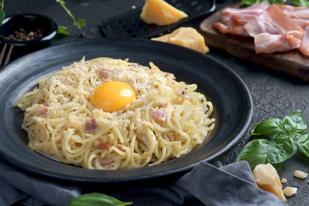 spaghetti Carbonara z żółtkiem i boczkiem