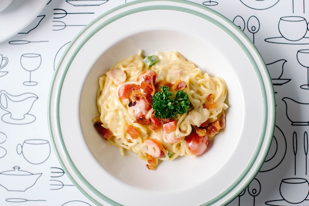 Spaghetti Carbonara ze smażonym boczkiem