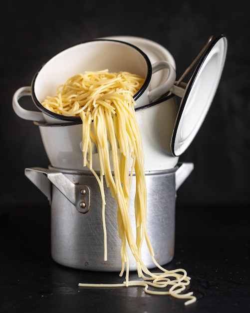 Spaghetti gotowane w rondlu z pszenicy durum danie włoskie ekologiczne, zdrowe danie na stole