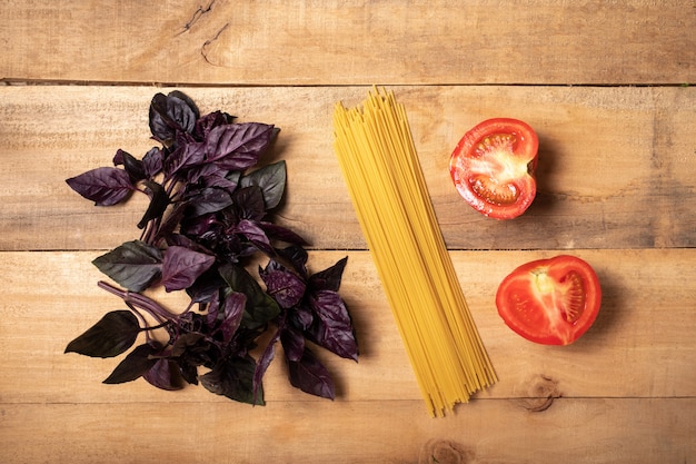 Spaghetti i basil na drewnianej desce. Składniki Makaronu