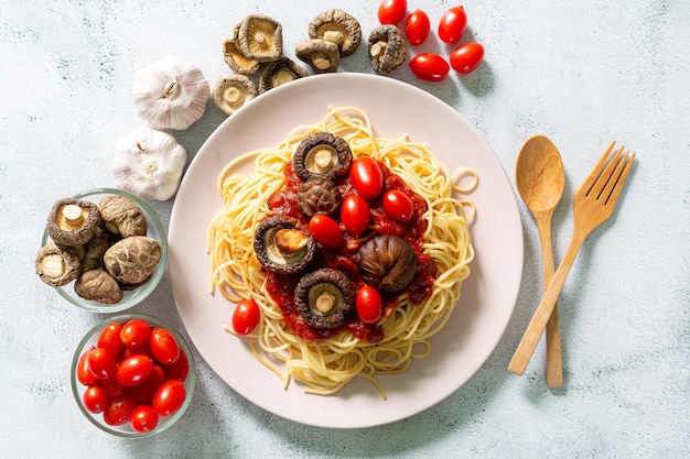 Spaghetti I Shiitake Grzyby Makaron Z Pomidorkami Koktajlowymi