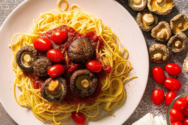 spaghetti Makaron z mięsnym sosem pomidorowym i warzywamiSpaghetti i Pulpety
