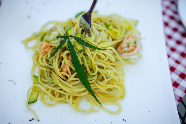 Spaghetti Mieszanka Liści Konopi Opracowana Dla Miłośników Zdrowia W Nowej Odsłonie.