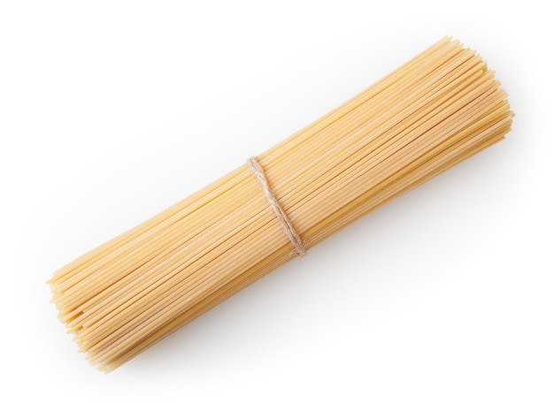 Spaghetti na białym tle ze ścieżką przycinającą