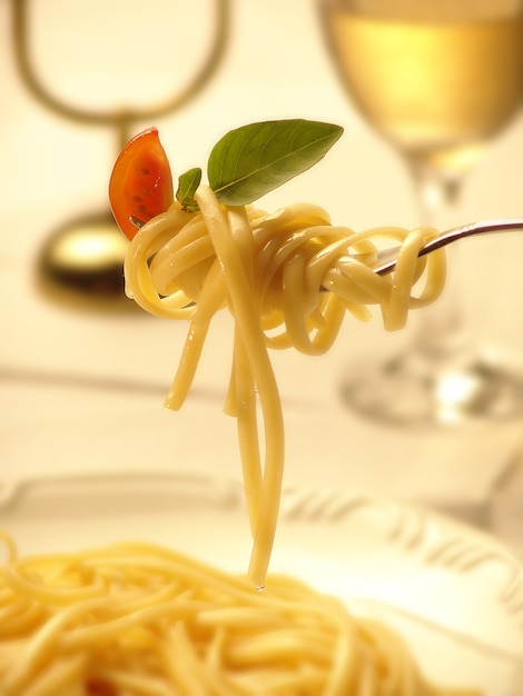 Spaghetti na widelcu.