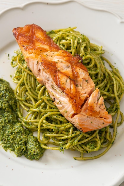 Spaghetti pesto z grillowanym łososiem - po włosku