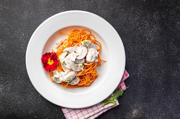 spaghetti pomidorowy makaron sos grzybowy posiłek jedzenie przekąska na stole kopia przestrzeń jedzenie tło