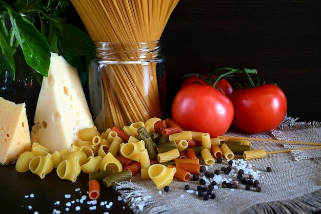 Spaghetti pomidory bazylia czosnek oliwa z oliwek i parmezan