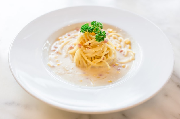 Spaghetti W Sosie śmietanowym Zmieszane Z Szynką I Kukurydzą Podawane We Włoskiej Restauracji Gastronomicznej