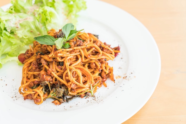 spaghetti wieprzowe z sosem pomidorowym