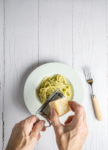 Spaghetti włoskie z sosem pesto