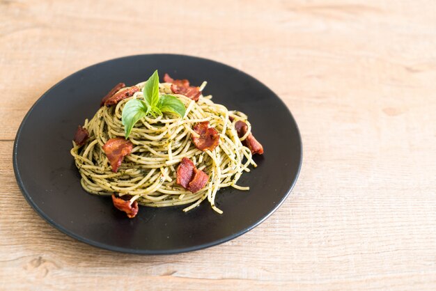 Spaghetti z bazyliowym pesto i bekonem