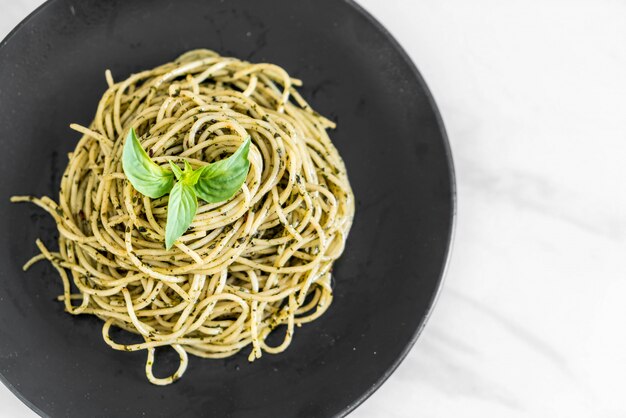 Spaghetti z bazyliowym pesto