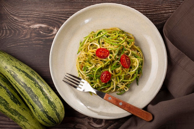 Spaghetti z cukinii z pomidorami w czosnku i oleju