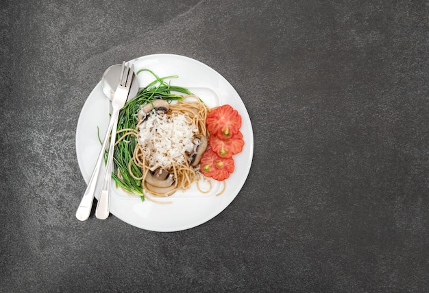 Spaghetti z grzybami warzywa Jedzenie w tle