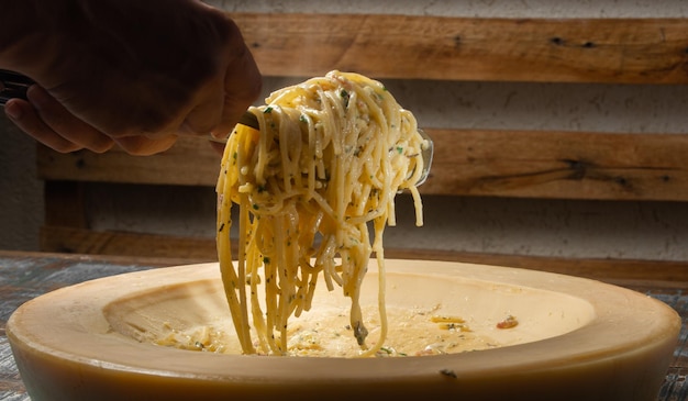 Spaghetti Z Jajkiem Na Bekonie I Pietruszką Roztopione W Serze Grana Padano