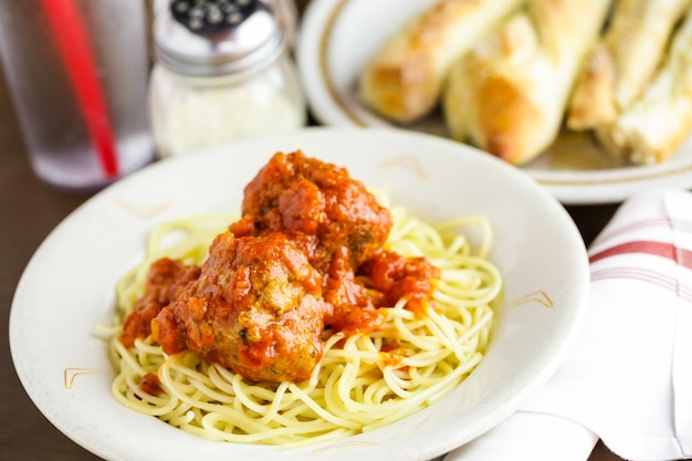 Spaghetti z klopsikami na talerzu we włoskiej restauracji.