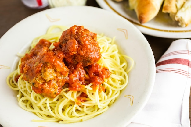 Spaghetti Z Klopsikami Na Talerzu We Włoskiej Restauracji.