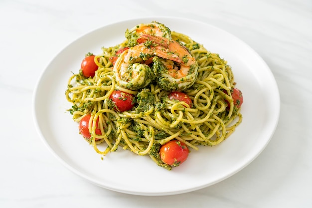 Spaghetti Z Krewetkami Lub Krewetkami W Domowym Sosie Pesto - Zdrowe Jedzenie