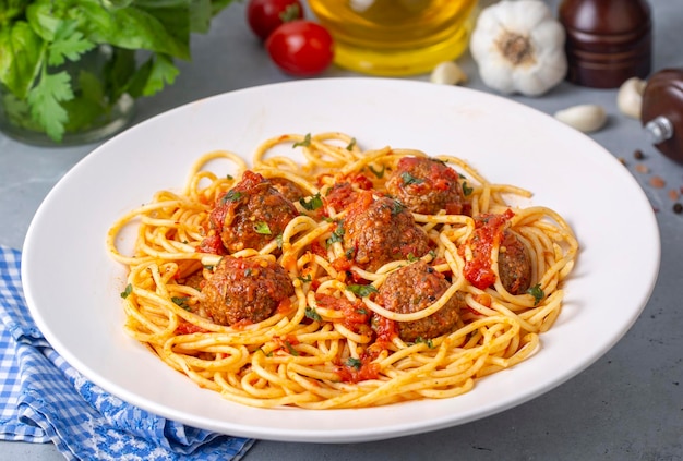 Spaghetti z kulkami mięsnymi i sosem pomidorowym, włoskie makarony