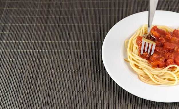 Spaghetti Z Makaronem Z Sosem Pomidorowym