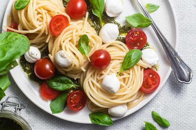 Spaghetti z mozzarellą, pomidorami, bazylią i sosem pesto, makaron Caprese