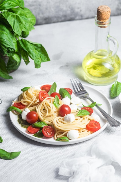 Spaghetti z mozzarellą, pomidorami, bazylią i sosem pesto, makaron Caprese