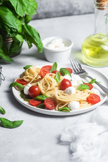 Spaghetti z mozzarellą, pomidorami, bazylią i sosem pesto, makaron Caprese