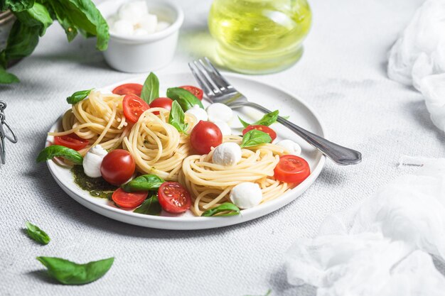 Spaghetti z mozzarellą, pomidorami, bazylią i sosem pesto, makaron Caprese